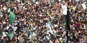 Cezayir'de Genelkurmay Başkanı Salih'in Ölümünün Ardından Halk Hareketinin Akıbeti Tartışılıyor