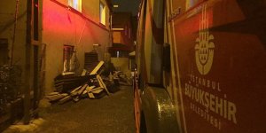 İstanbul'da Fırtına Nedeniyle İki Binanın Çatısı Uçtu 