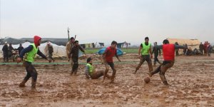 İdlib'de 'Yağmur Çamur Demeden' Yapılan Futbol Maçı Çocukların Yüzünü Güldürdü 