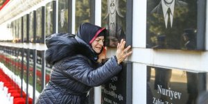 Azerbaycan, Rusya’nın Katlettiği Kurbanlarını Anıyor