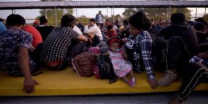 ABD'ye Gitmek İsteyen Binlerce Göçmen Meksika Sınırına Dayandı