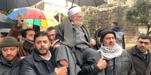 Filistinlilerden Siyonist İsrail’e Cevap: Şeyh İkrime Sabri'yi Omuzlarında Taşıyarak Mescid-i Aksa’ya Götürdüler!