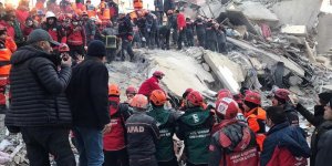 13 Saat Sonra Enkaz Altından Kurtarıldı