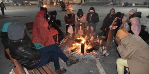 Elazığ'da Çok Sayıda Aile Geceyi Dışarıda Geçirdi