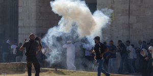 İşgalci İsrail Polisi Mescid-i Aksa'da Cemaate Saldırdı