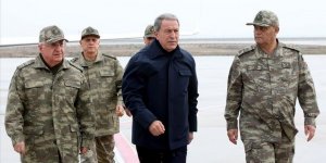 Milli Savunma Bakanı Akar ve Komutanlar Suriye Sınırında