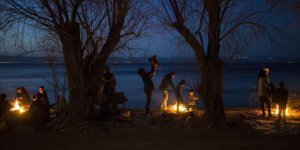 Midilli'de Mülteciler Aşırı Sağcılarla Karşılaşmamak İçin Sahilde Sabahlıyor