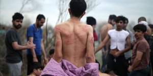 Yunan Askerleri Sığınmacıların Kıyafetlerini Çıkartarak Darbetti