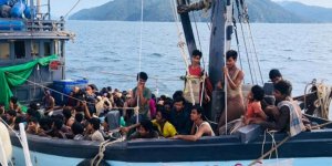 Malezya'ya Geçmeye Çalışan Onlarca Arakanlı Denizde Öldü