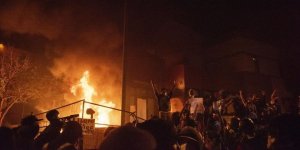 Siyahi Amerikalı Floyd'un Öldürüldüğü Minneapolis'te Göstericiler Polis Merkezini Ateşe Verdi