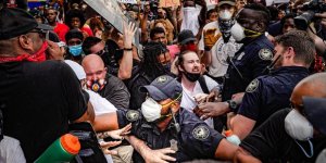 ABD'deki Protestolarda Siyahi Öğrencilere 'Aşırı Güç' Kullanan Polisler Görevden Alındı