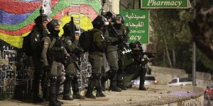 İsrail Güçleri 1'i Çocuk 20 Filistinliyi Gözaltına Aldı