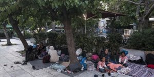 Yunanistan'da Mülteciler Meydanlarda Sabahlıyor