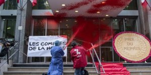 Fransız Eylemciler Sağlık Bakanlığını Kırmızıya Boyadı