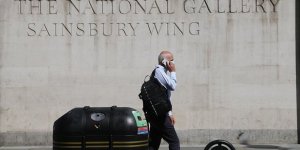 İngiltere'de Kovid-19 Ölümleri 44 Bini Aştı