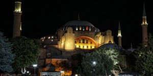 Ayasofya Camii uygunsuz kıyafetler girmek yasaklandı