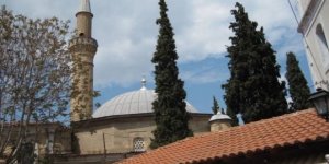 Yunanistan'da Tarihi Camiye Taşlı Saldırı