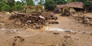 Endonezya'da Sel: 13 Ölü, 46 Kayıp