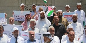 Gazze'deki alimler Siyonist İsrail'in Rahmet Kapısı Mescidi'ni kapatma kararını protesto etti