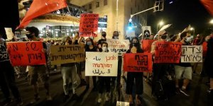 Siyonist İsrail'de binlerce kişi Netanyahu'yu protesto etti