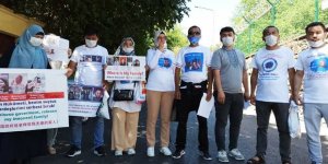 Ailelerini arayan Uygur Türkleri İstanbul'daki Çin Konsolosluğu'ndan geri çevrildi
