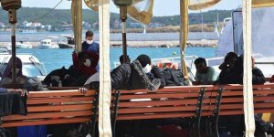 Ayvalık açıklarında Türkiye kara sularına geri itilen 42 sığınmacı kurtarıldı