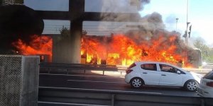 Metrobüs durağında yangın çıktı!