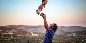 Uzuvları olmayan Muhammed bebek tutunacak bir hayat arıyor