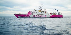 Banksy Akdeniz’deki göçmenler için yardım gemisi satın aldı