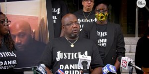 Daniel Prude'un polisin kafasına poşet geçirmesi sonucu boğulduğu görüntüleri tepki çekti