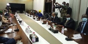 Batı Afrika bloğu Mali'de sivil geçiş için 15 Eylül'e kadar süre verdi
