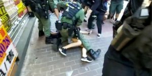Hong Kong'taki eylemlerde 12 yaşında bir çocuğun gözaltına alınması tepkilere sebep oldu