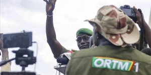 Mali'de darbeciler eski milletvekili ve bakanlardan resmi araçları iade etmelerini istedi