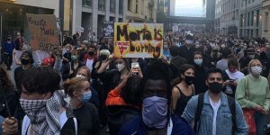 Almanya’da düzenlenen gösterilere katılan binlerce kişi mültecilerin ülkeye getirilmesini istedi