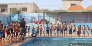 İdlib’in Killi bölgesinde çocuklara yüzme dersi