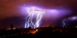 Hindistan'da yıldırım isabet eden 28 kişi öldü