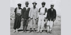 Şapka giymemek için direnenlerden Atatürk'ü hasretle anan Müslümanlara