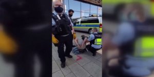 Alman polisi görme engelli kişiye şiddet uyguladı