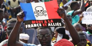 Mali'de Fransa karşıtları sokağa indi
