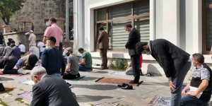 Kars Belediyesine kayyım olarak atanan Valiyi namaz üzerinden vurmak!