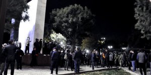 Kırgızistan'da göstericiler Cumhurbaşkanlığı Sarayını ve parlamentoyu işgal etti