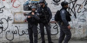 Siyonist İsrail güçlerinden Batı Şeria'daki Filistinli polislere gözaltı