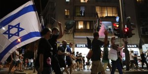 Siyonist İsrail'de kısıtlamalar kaldırılınca Netanyahu karşıtları sokaklara döküldü