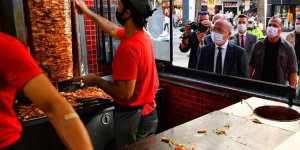 Denizli Valisi tutumunu beğenmediği dönercinin önce kapatılmasını istedi ardından özür diledi