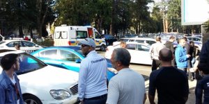 Gürcistan'da soyguncu bankadaki 20 kişiyi rehin aldı