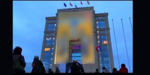 Fransa'da Charlie Hebdo'nun hakaret içerikli karikatürleri devlet binalarına yansıtıldı