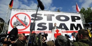 Büyük yıkılışın ilk tezahürü: Batının İslam düşmanlığı hırçınlığı