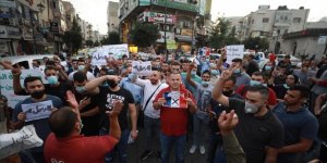 Batı Şeria'da Fransa’yı protesto eden Filistinliler Macron'un fotoğraflarını yaktı
