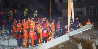 İzmir'de deprem enkazından 33 saat sonra bir yaralı çıkarıldı
