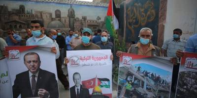 Gazzeliler, İzmir depremi dolayısıyla Türkiye'yle dayanışma gösterisi düzenledi